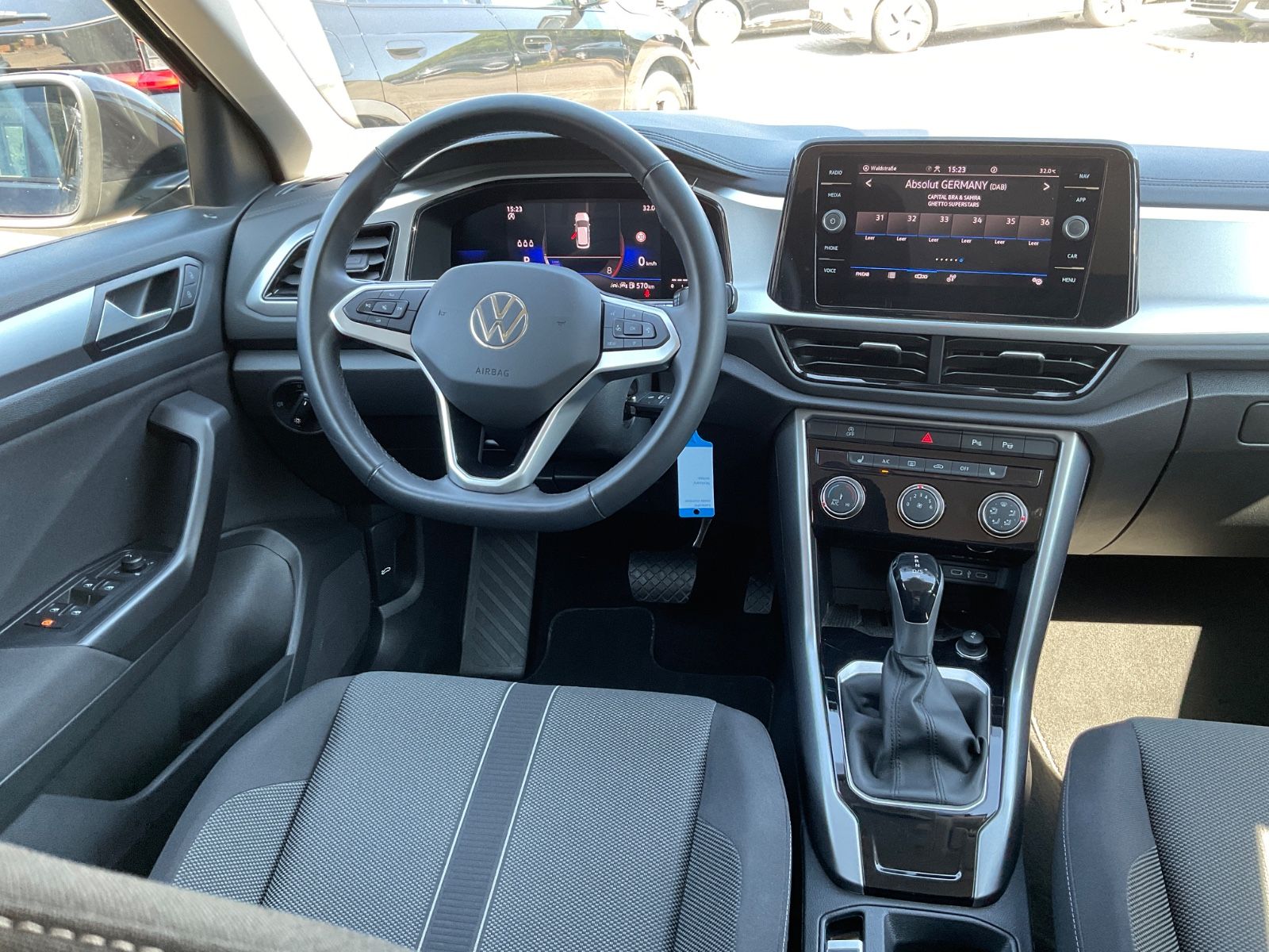 Fahrzeugabbildung Volkswagen T-Roc 1.5 TSI DSG Life,LED,AHK,Navi