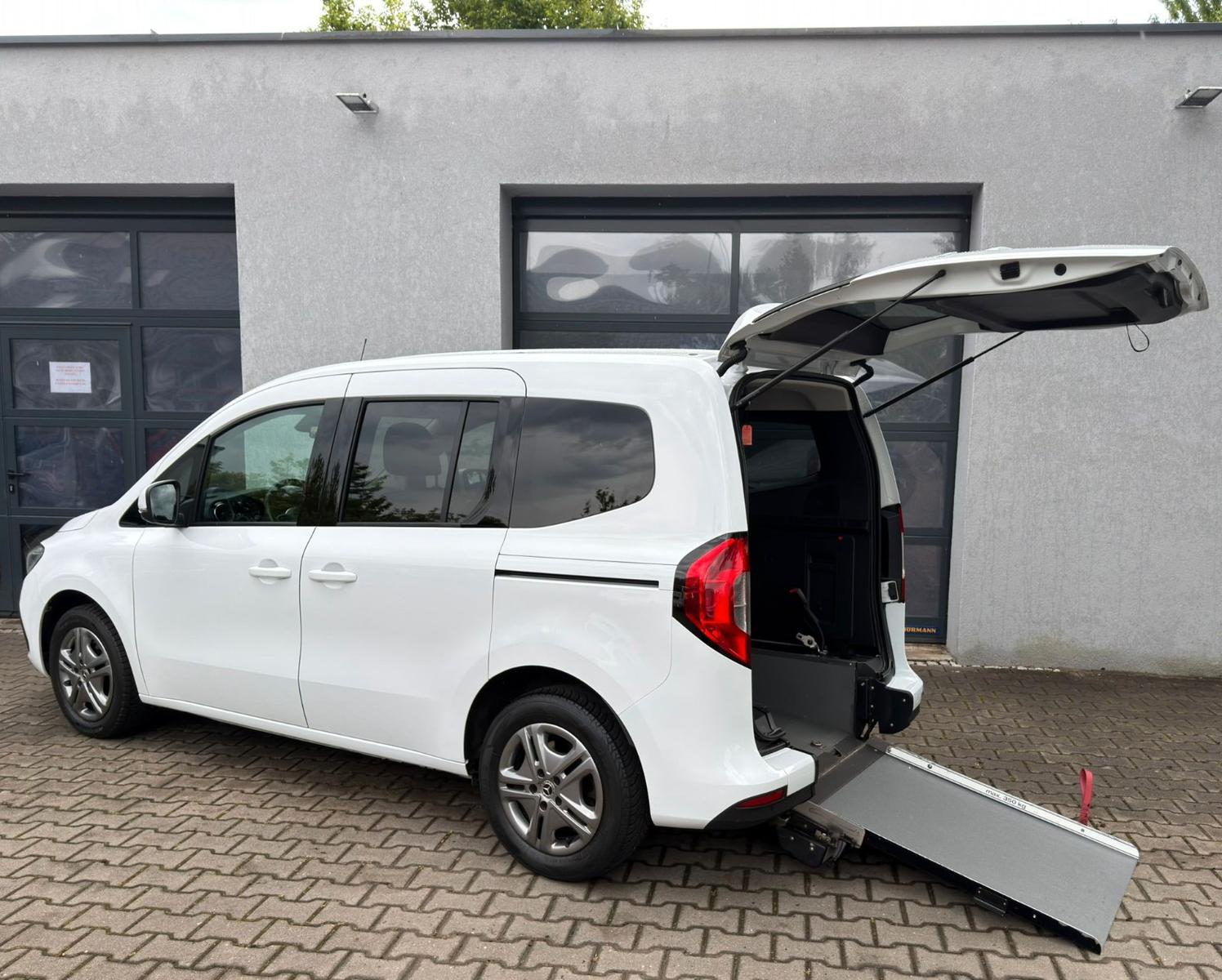 Mercedes-Benz T-160 Behindertengerecht Rollstuhlrampe