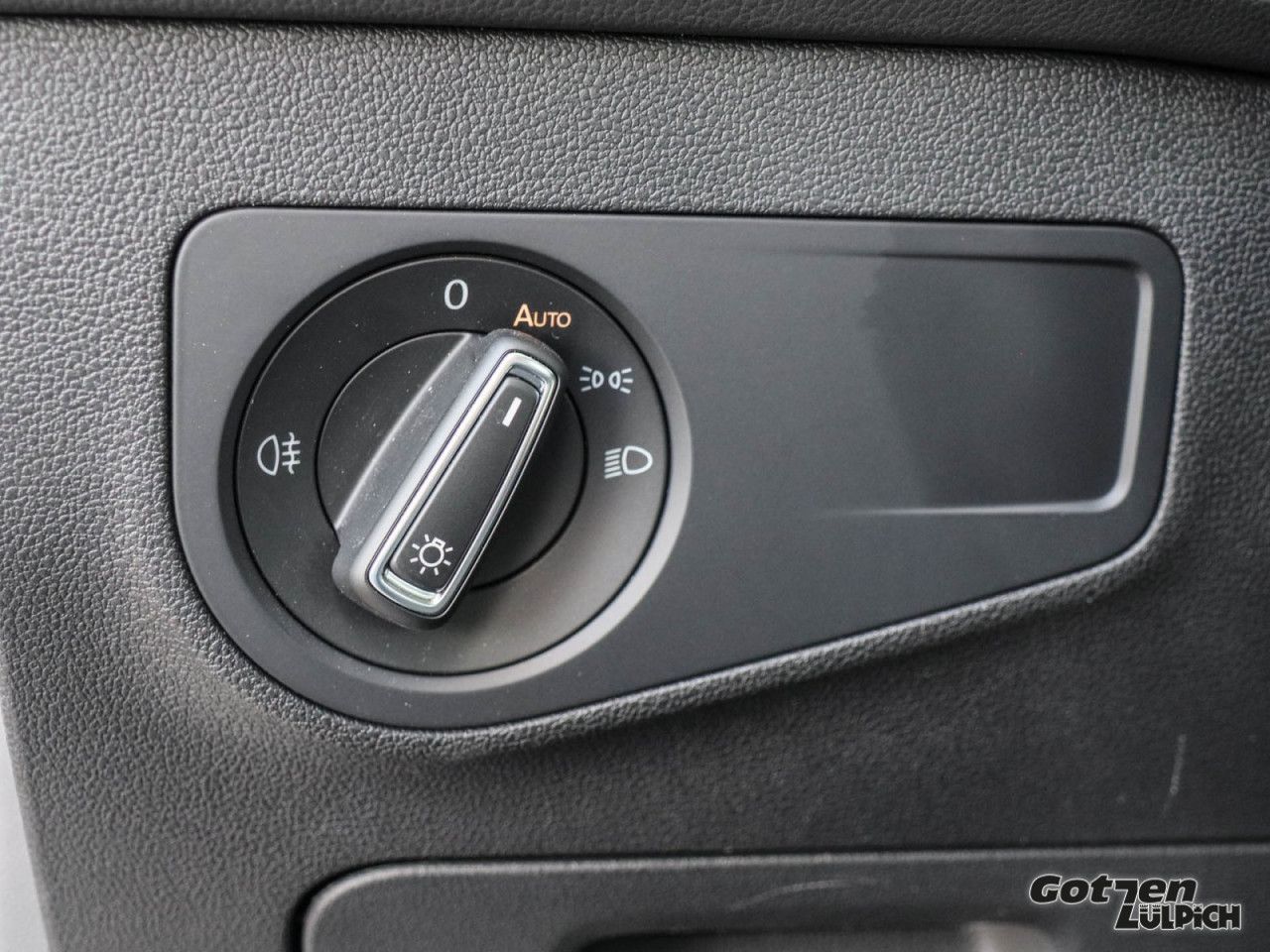 Fahrzeugabbildung Volkswagen Tiguan Life 1,5TSI Navi Winterpaket LED PDC