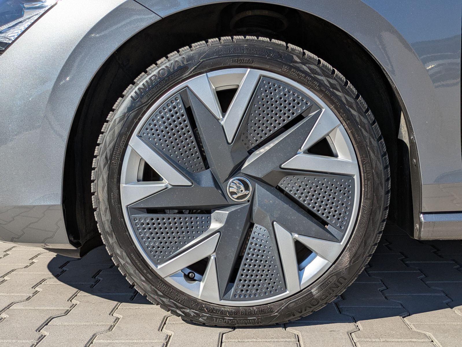 Fahrzeugabbildung SKODA Superb 2.0 TDI 4x4 Selection MATRIX*AHK*PANO*19"