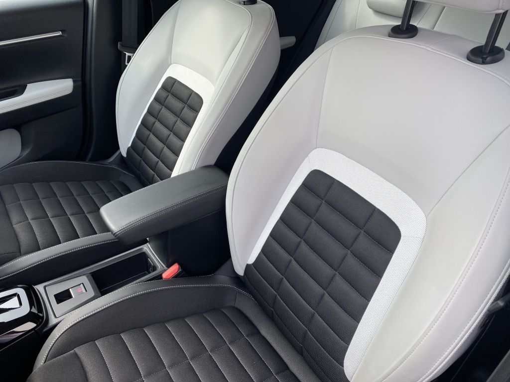 Fahrzeugabbildung Citroën e-C3 Aircross 113 Standard-Range MAX *LED*Nav*Ca