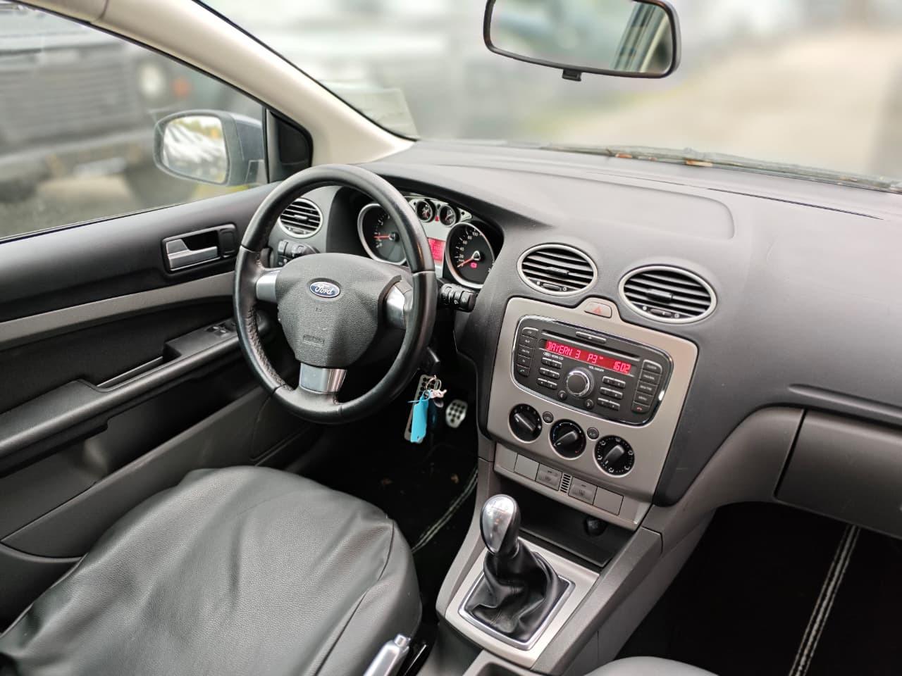 Ford Focus 2011 — photo 14