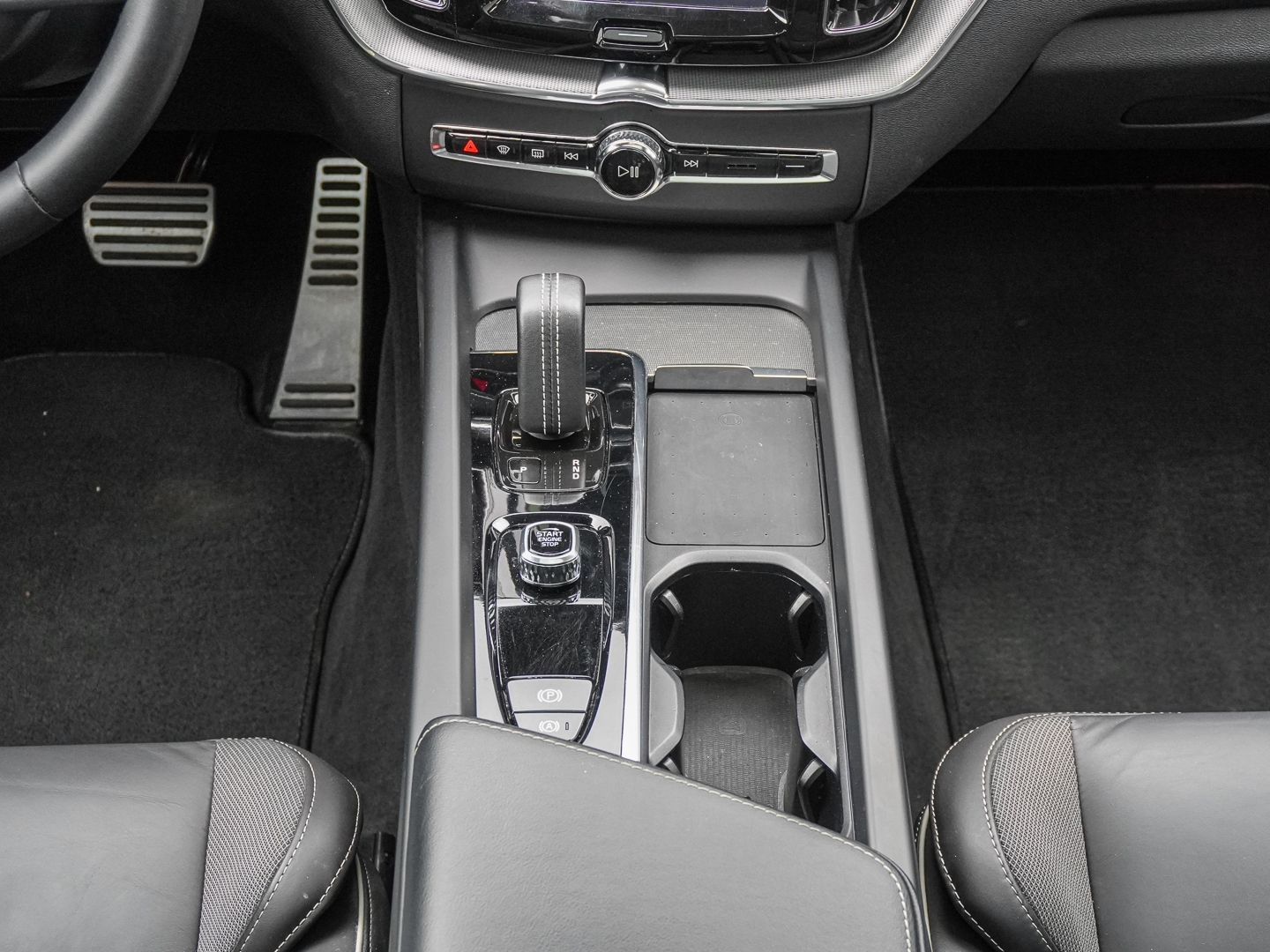 Volvo XC60 R Design AWD B4 Diesel EU6d AHK El. Panodac foto 11
