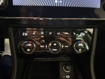 Fotografie des Skoda Superb Combi 2,0l TDI DSG Scout 4x4