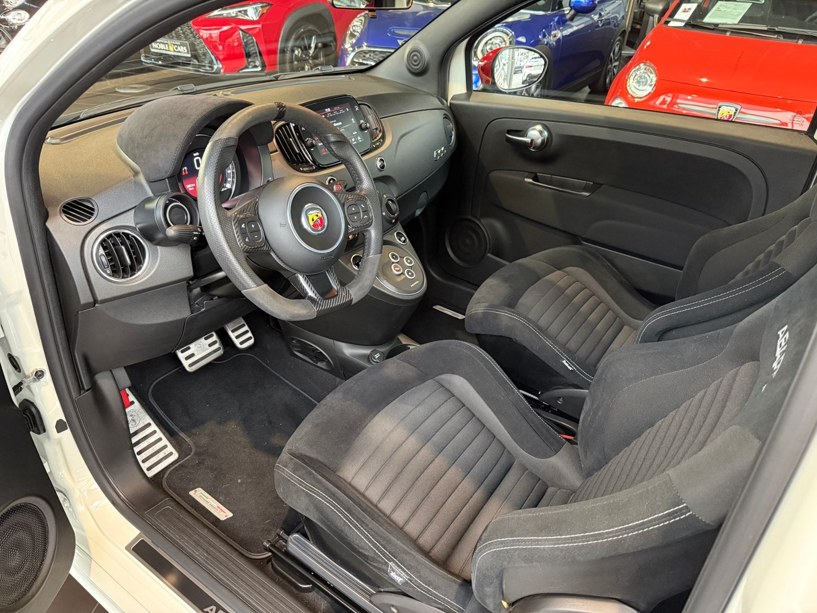 Fahrzeugabbildung Abarth 695C SABELT BREMBO RED-Paket CarPlay