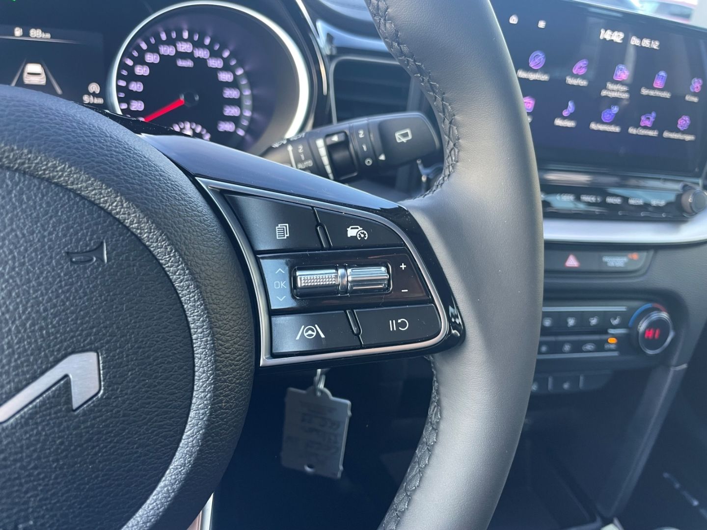 Fahrzeugabbildung Kia Ceed_sw Vision Kamera PDC VerkehrszeichERK