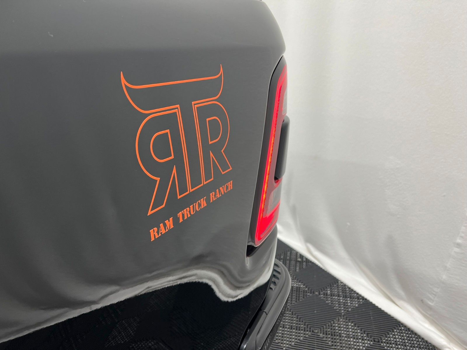 Fahrzeugabbildung Dodge RAM  1500 LIMITED NIGHT CREW CAB 4X4 *RTR UMBAU*