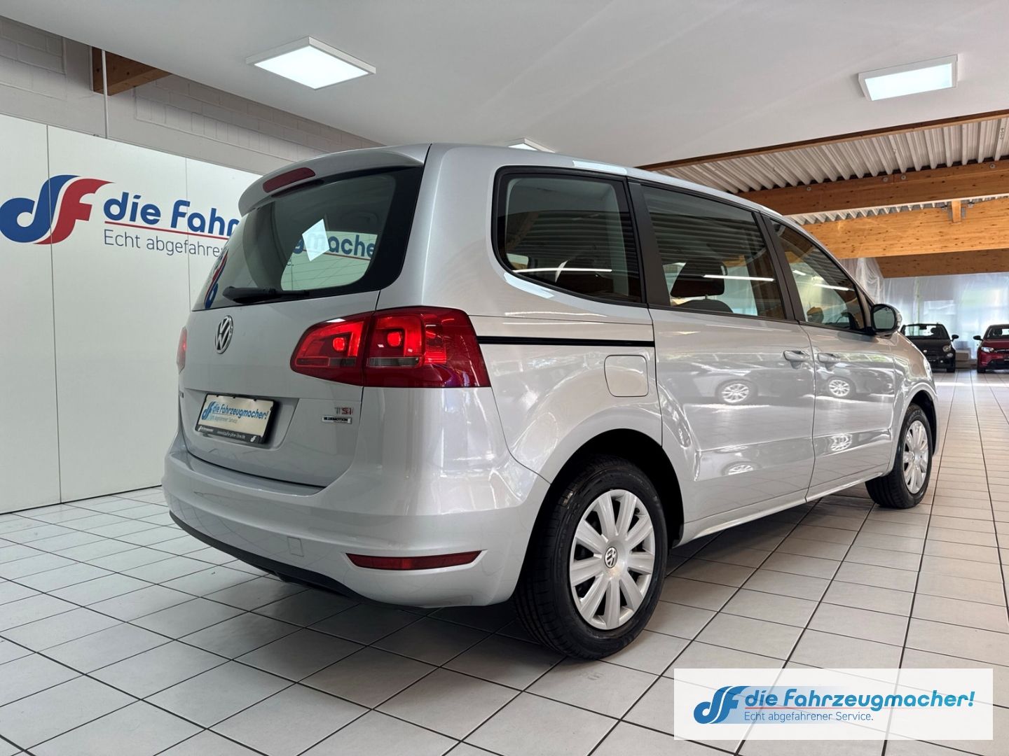 Fahrzeugabbildung Volkswagen Sharan Trendline BMT Dyn. Kurvenlicht Mehrzonenk