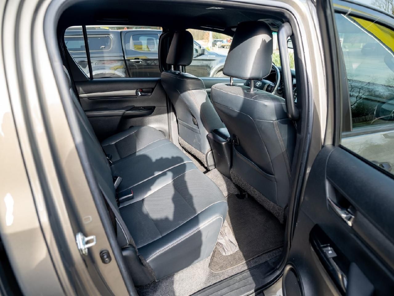 Fahrzeugabbildung Toyota Hilux Double Cab Invincible 4x4