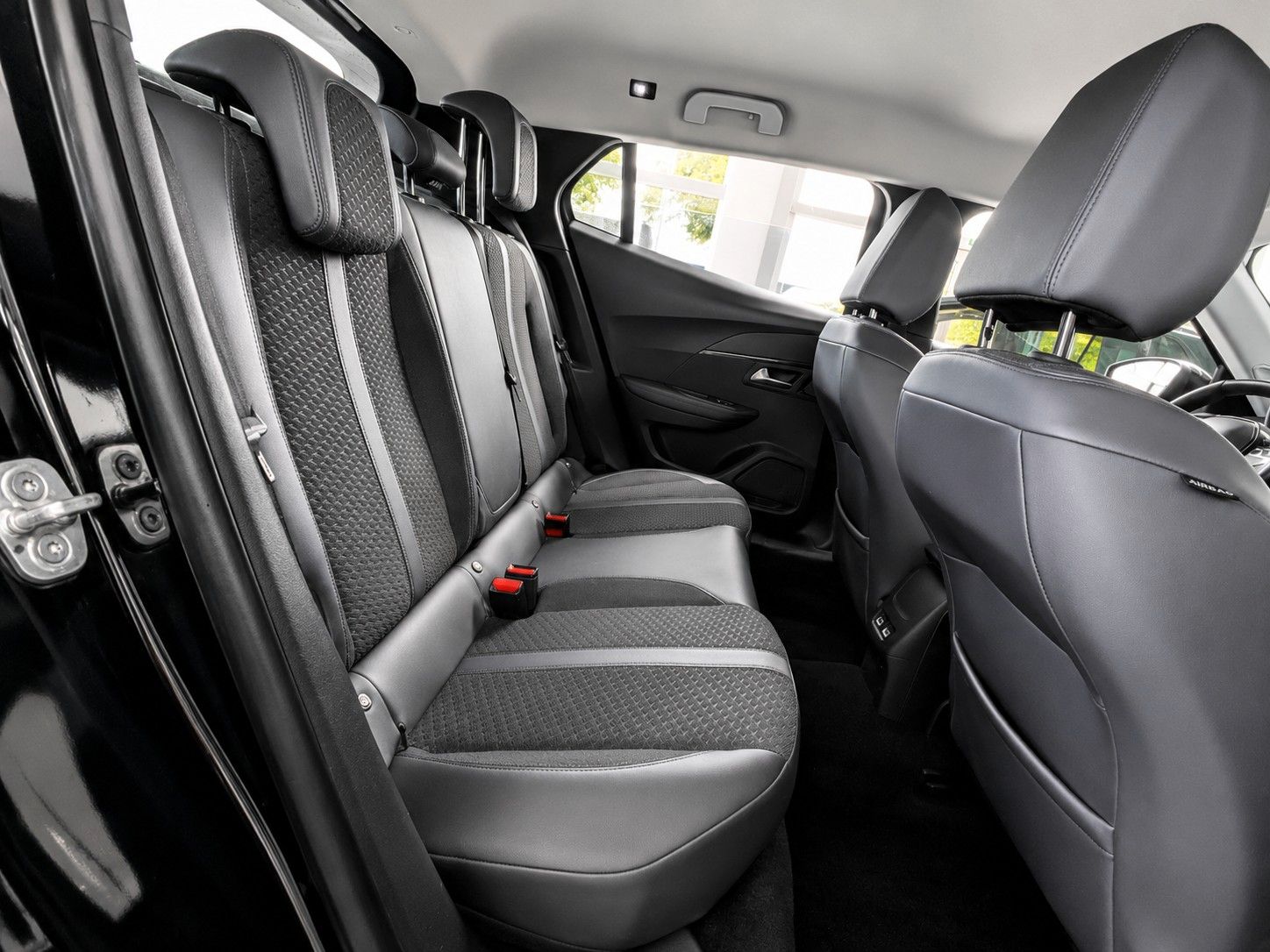 Fahrzeugabbildung Peugeot 2008 ALLURE HDI 8G ACC 360° NAVI SHZ KEYLESS 1Hd