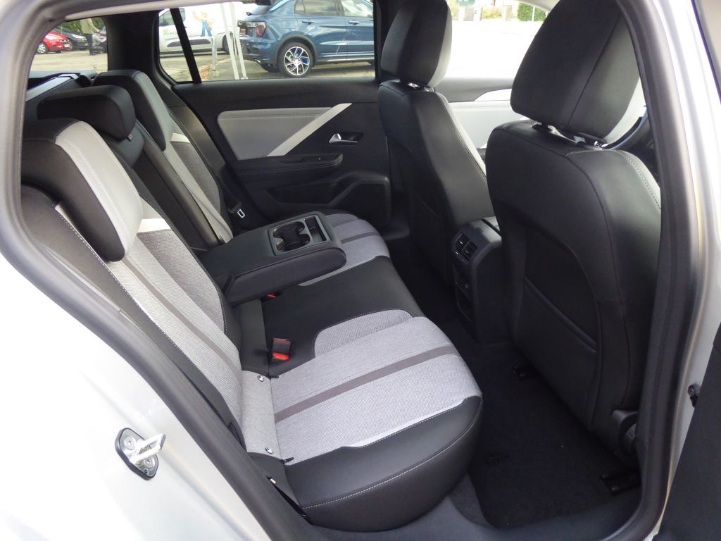 Fahrzeugabbildung Opel Astra ST Elegance 1.2 Turbo+AGR-Sitz+LED