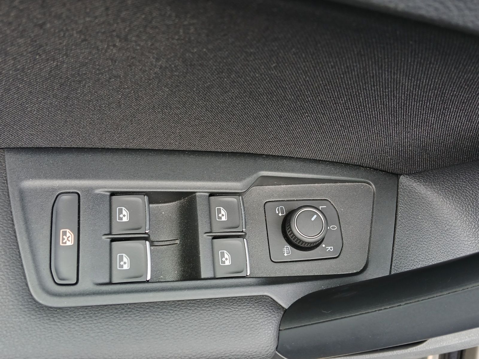 Fahrzeugabbildung Volkswagen Tiguan TSI Elegance DSG Matrix AHK Navi AID ACC