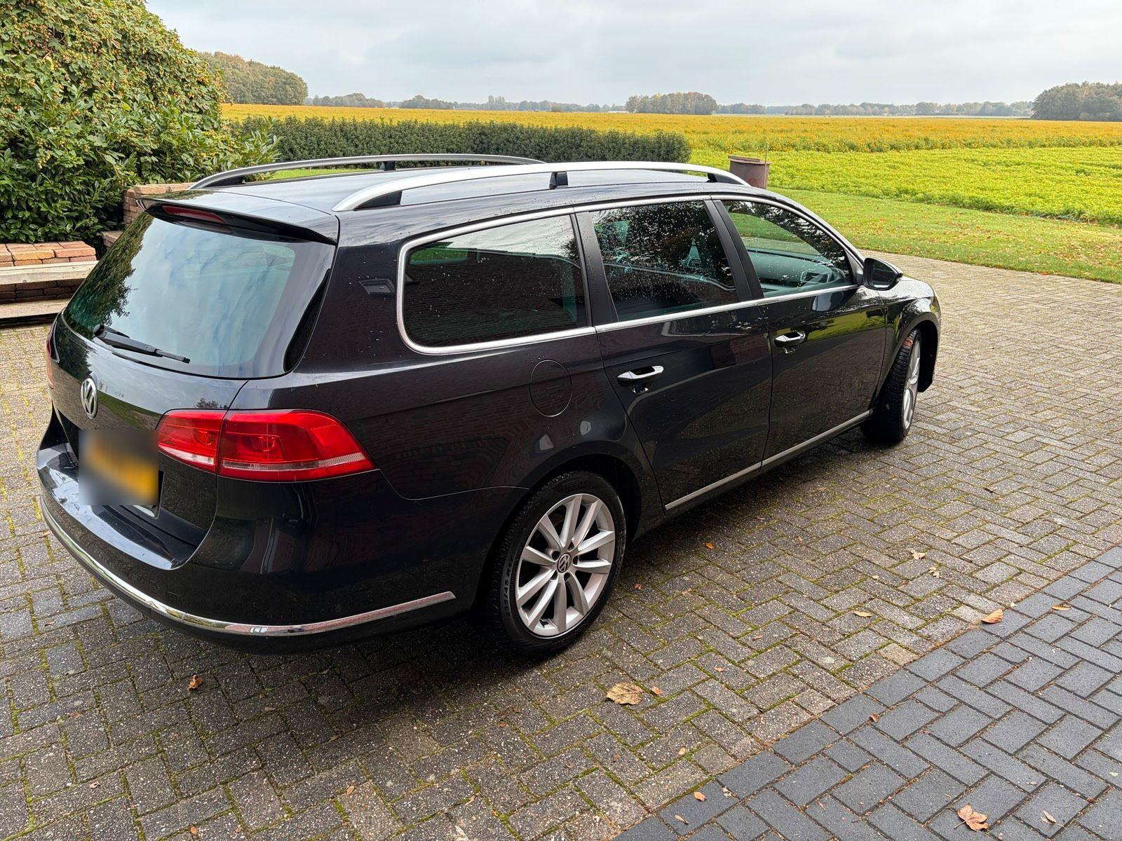 Volkswagen Passat 2011 — interior