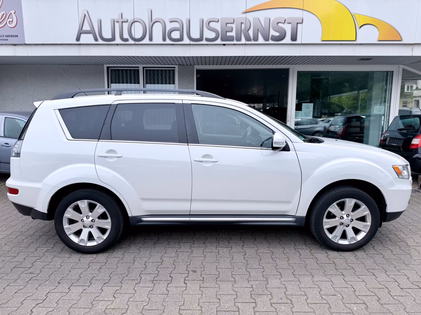 Mitsubishi Outlander Motion 2,0  2WD*Navi+Xenon+Teilleder*