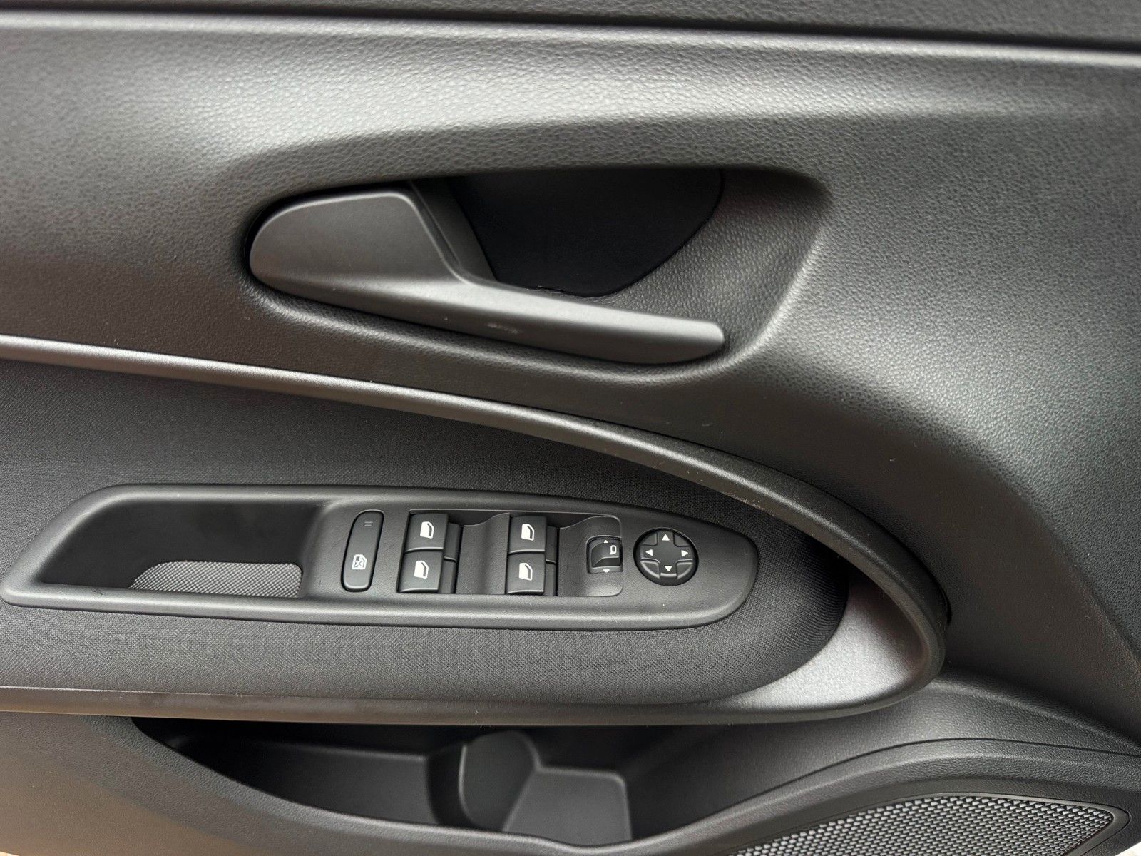 Fahrzeugabbildung Fiat 600 1.2 BUSINESS EDITION NAVI SITZHEIZUNG KLIMA