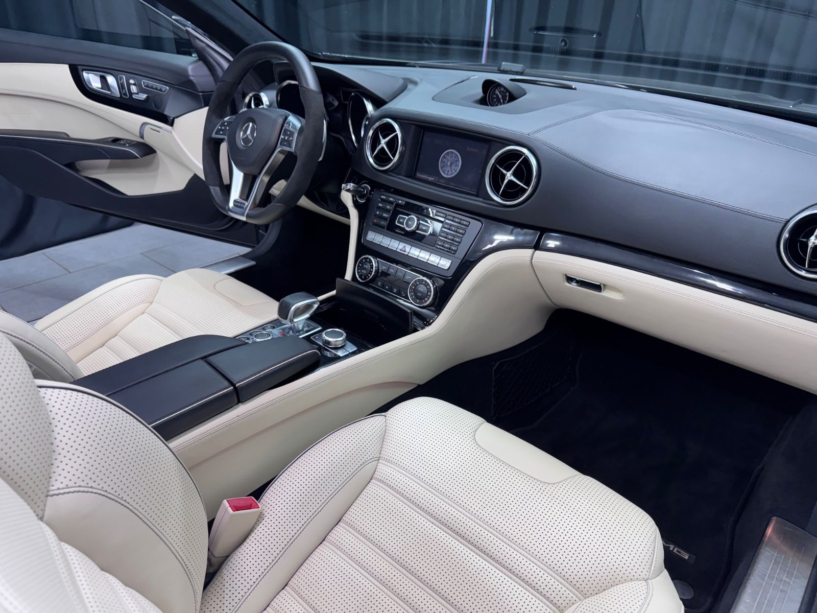 Fahrzeugabbildung Mercedes-Benz SL 63 AMG|PERFORMANCE PACKAGE|MASSAGE|H/K|VOLL