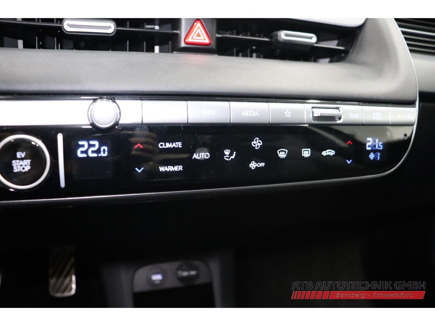 Fahrzeugabbildung Hyundai IONIQ 5 Uniq SOH 100% 4WD 77,4 kWh Relax-Paket 2