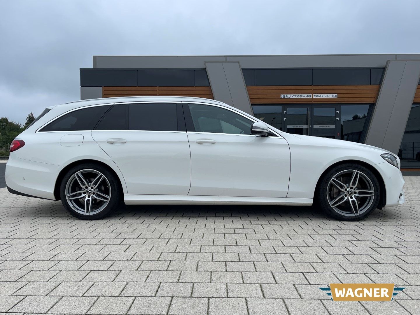 Fahrzeugabbildung Mercedes-Benz E 220 T AMG-Paket SHZ LED Scheckheft