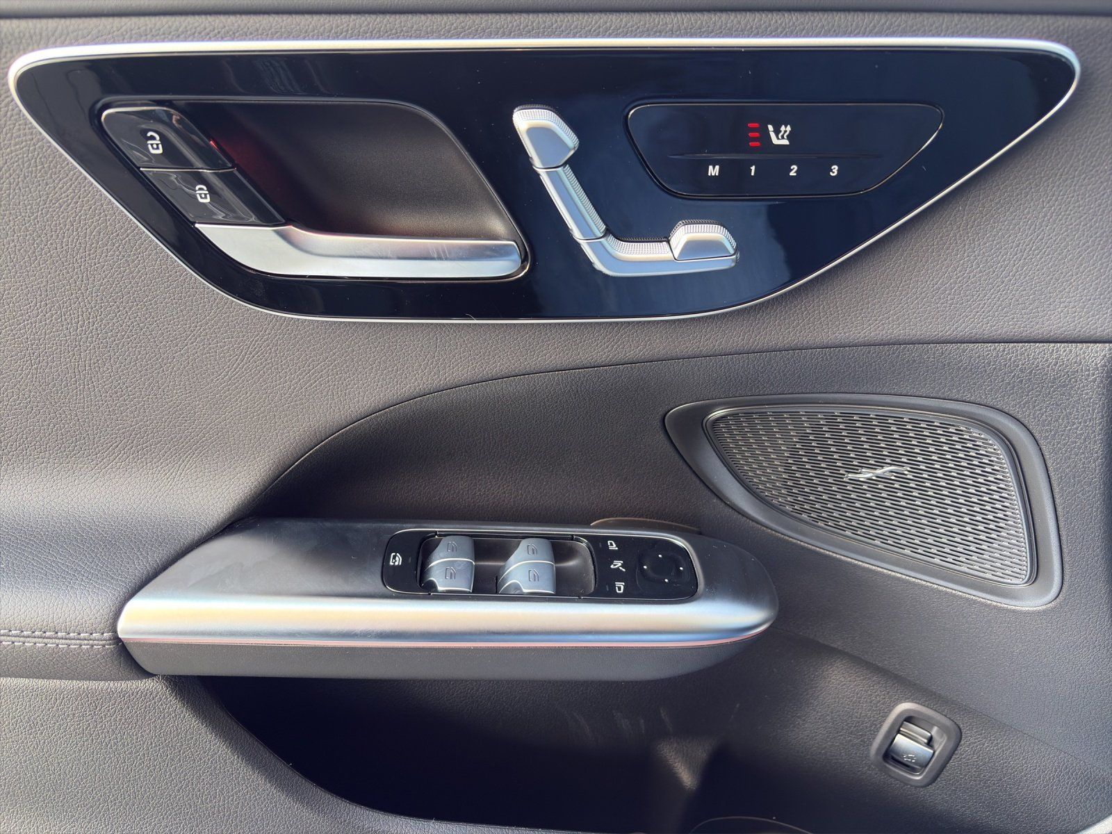 Fahrzeugabbildung Mercedes-Benz C 300 d T EDITION AMG 360° AHK KEYGO PANO MEMORY