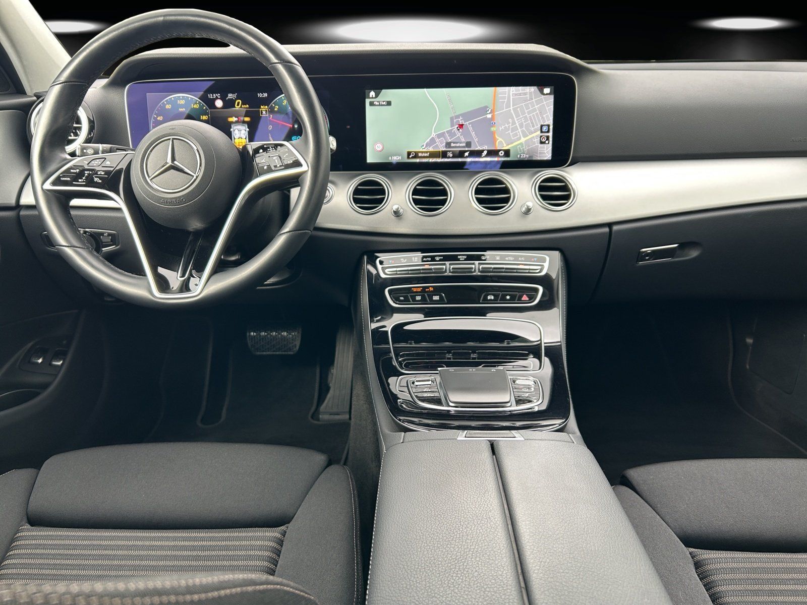 Fahrzeugabbildung Mercedes-Benz E 300e T Avantg AHK Busin DISTRO HighEndMBUX HUD