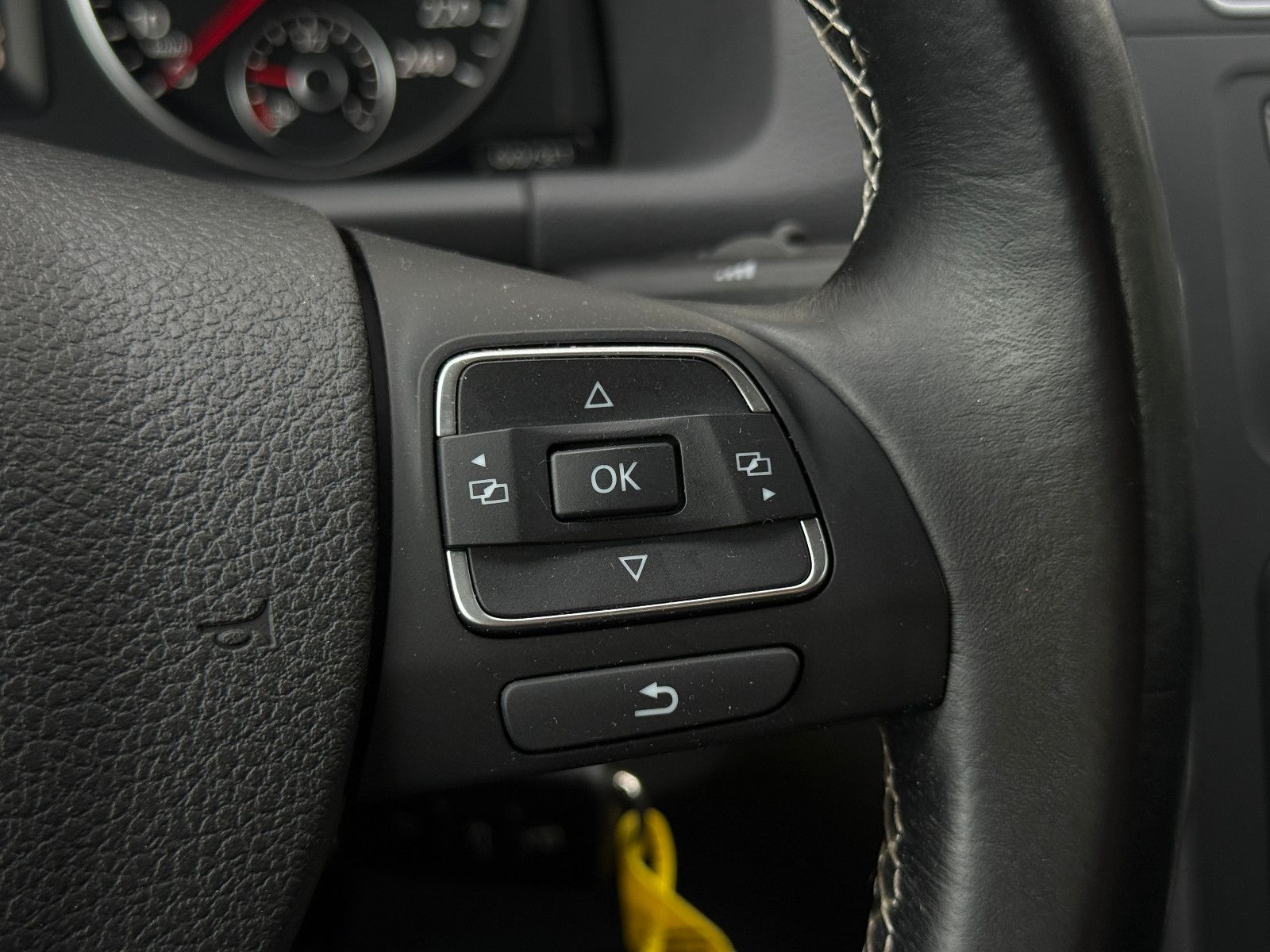 Fahrzeugabbildung Volkswagen Touran Cup 1.2 TSI 7-Sitzer Bi-Xenon GRA SHZ PDC