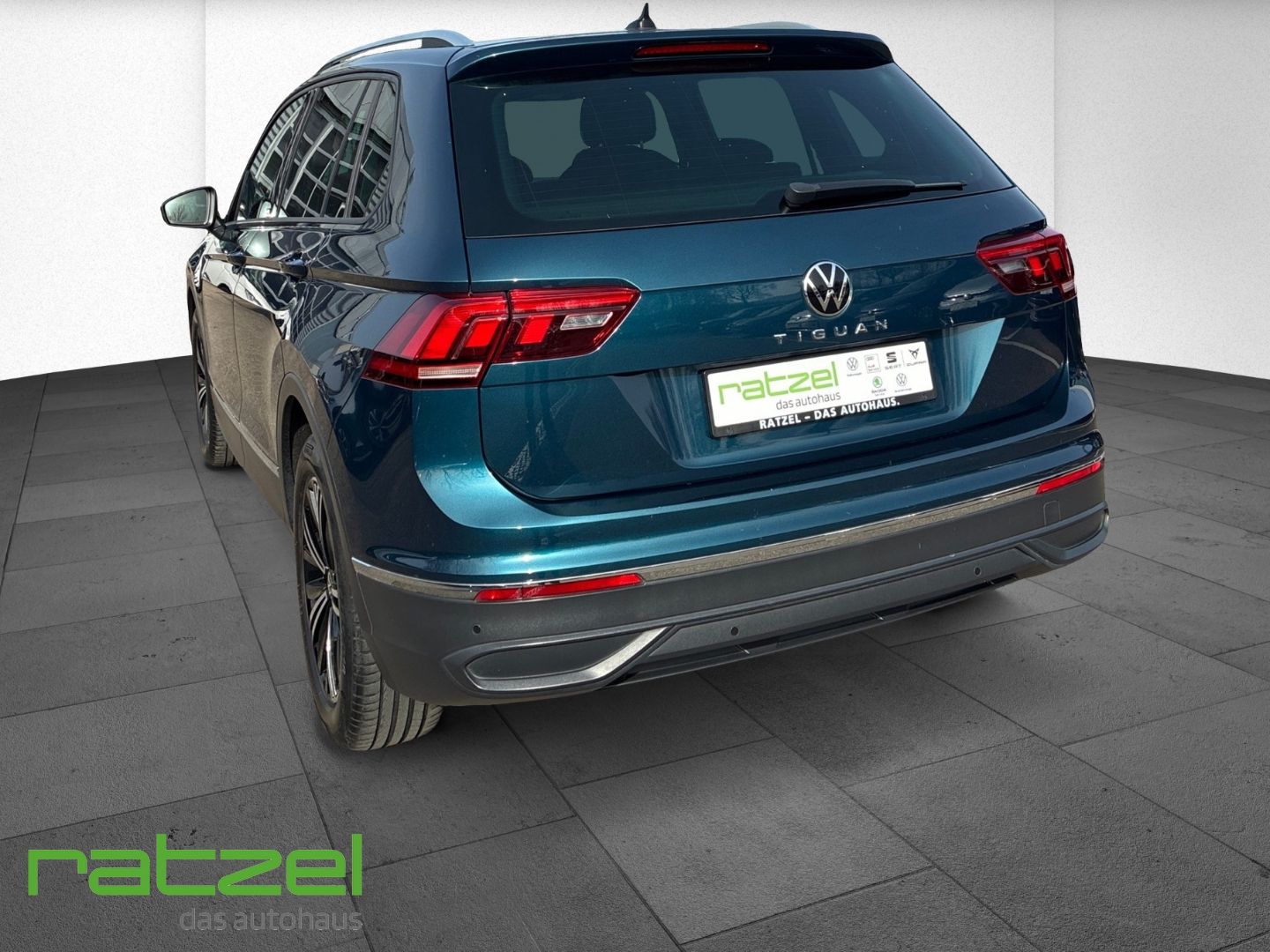 Fahrzeugabbildung Volkswagen Tiguan Life 2.0 TDI DSG Sportpaket Navi Digitale