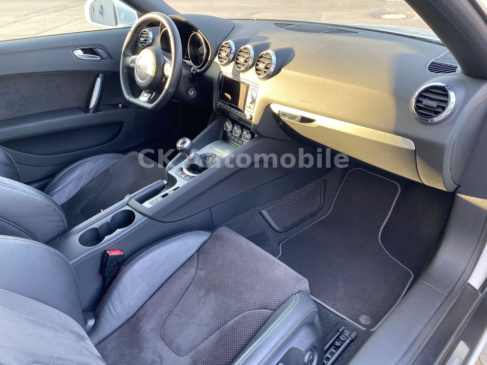 Fahrzeugabbildung Audi TT 1.8 TFSI Roadster S-Line/Navi/Bi-Xenon/PDC