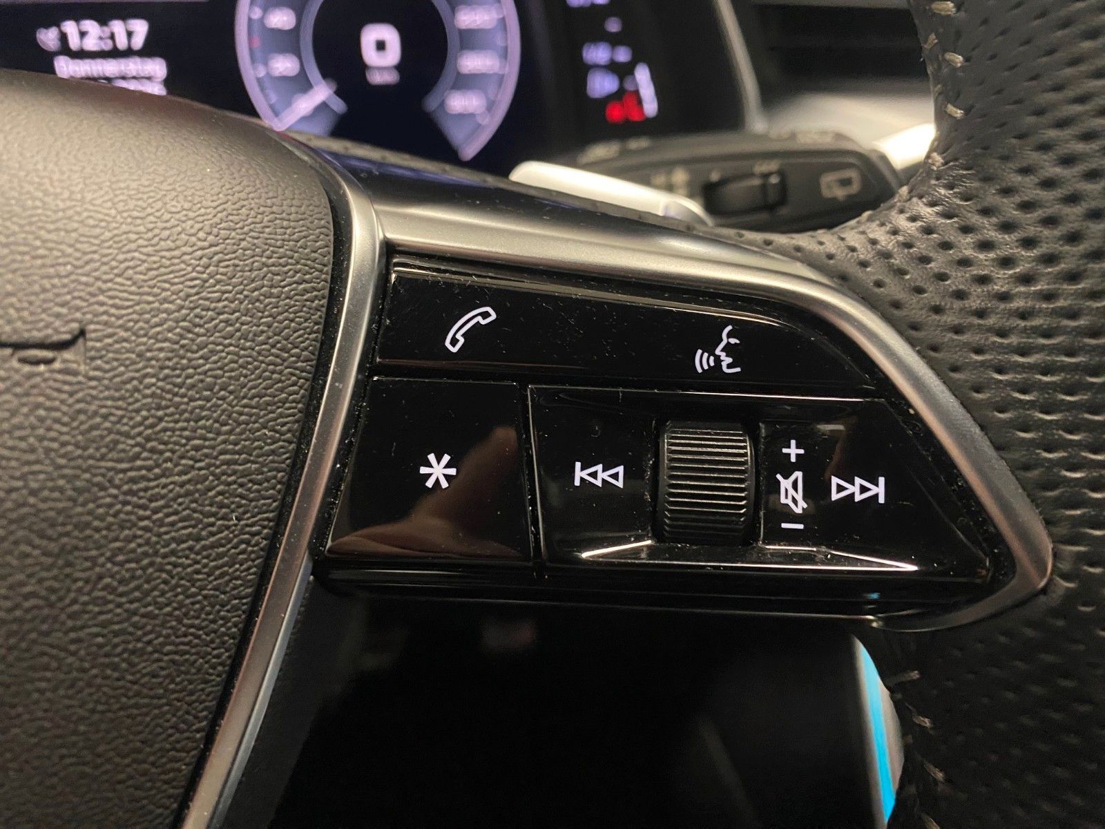 Fahrzeugabbildung Audi A6 55 TFSI e S tronic quattro sport Avant+S-Line