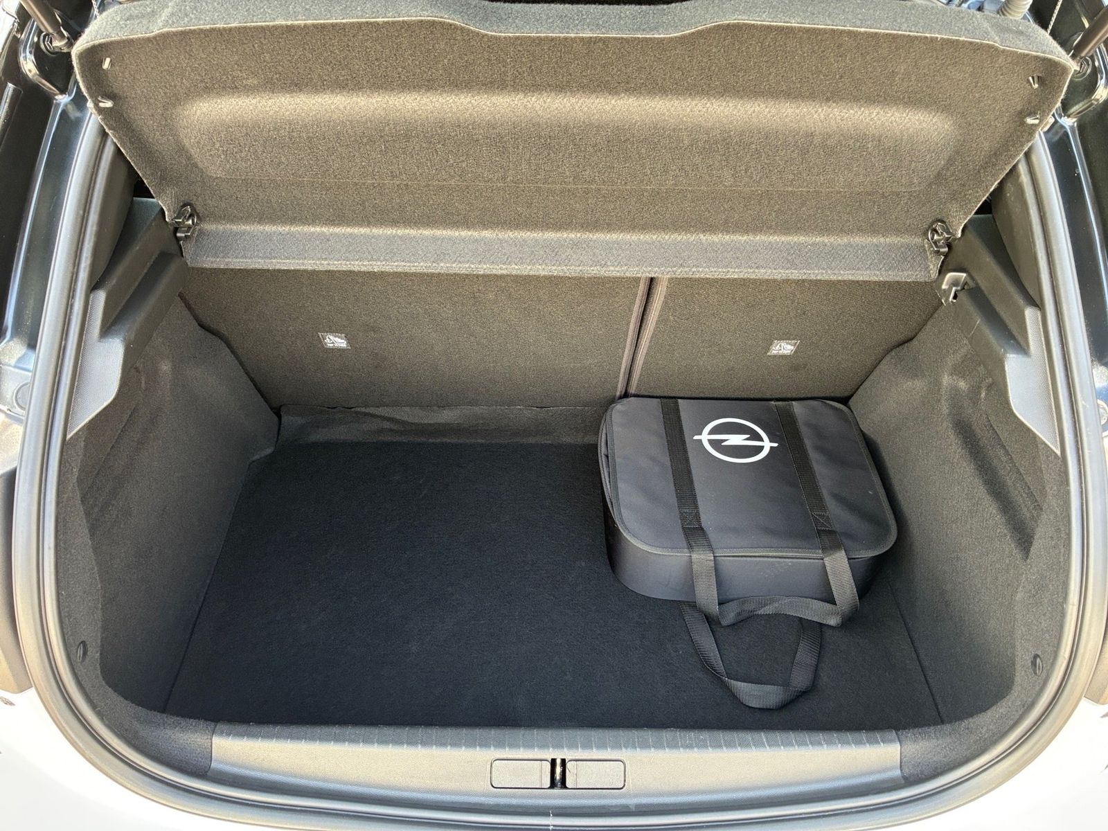 Fahrzeugabbildung Opel Corsa F e GS Line KlimaA,LED,SHZ,Kam.,PDC,AUT,LM