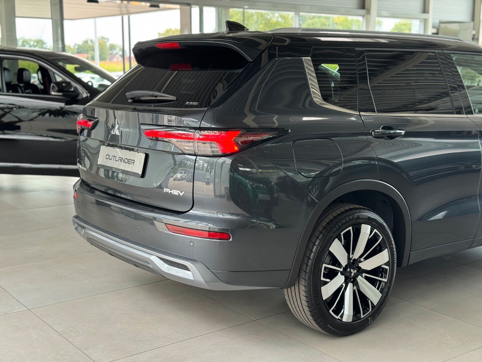 Fahrzeugabbildung Mitsubishi Outlander 2.4PLUG-IN HYBRID 4WD TOP Luxury-Paket