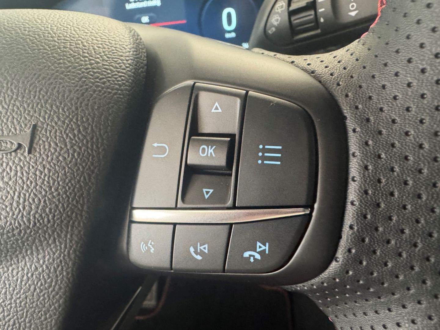 Fahrzeugabbildung Ford Focus Turnier ST-Line X B&O 18'' LED ACC Kamera