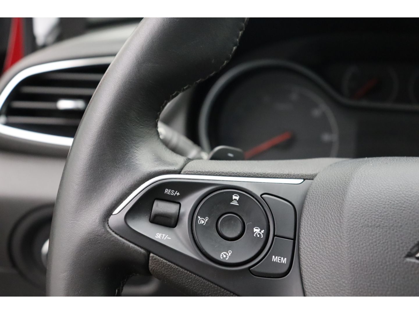 Fahrzeugabbildung Opel Grandland 1.6 Ultimate Plug-in-Hybrid 4 ACC AHK