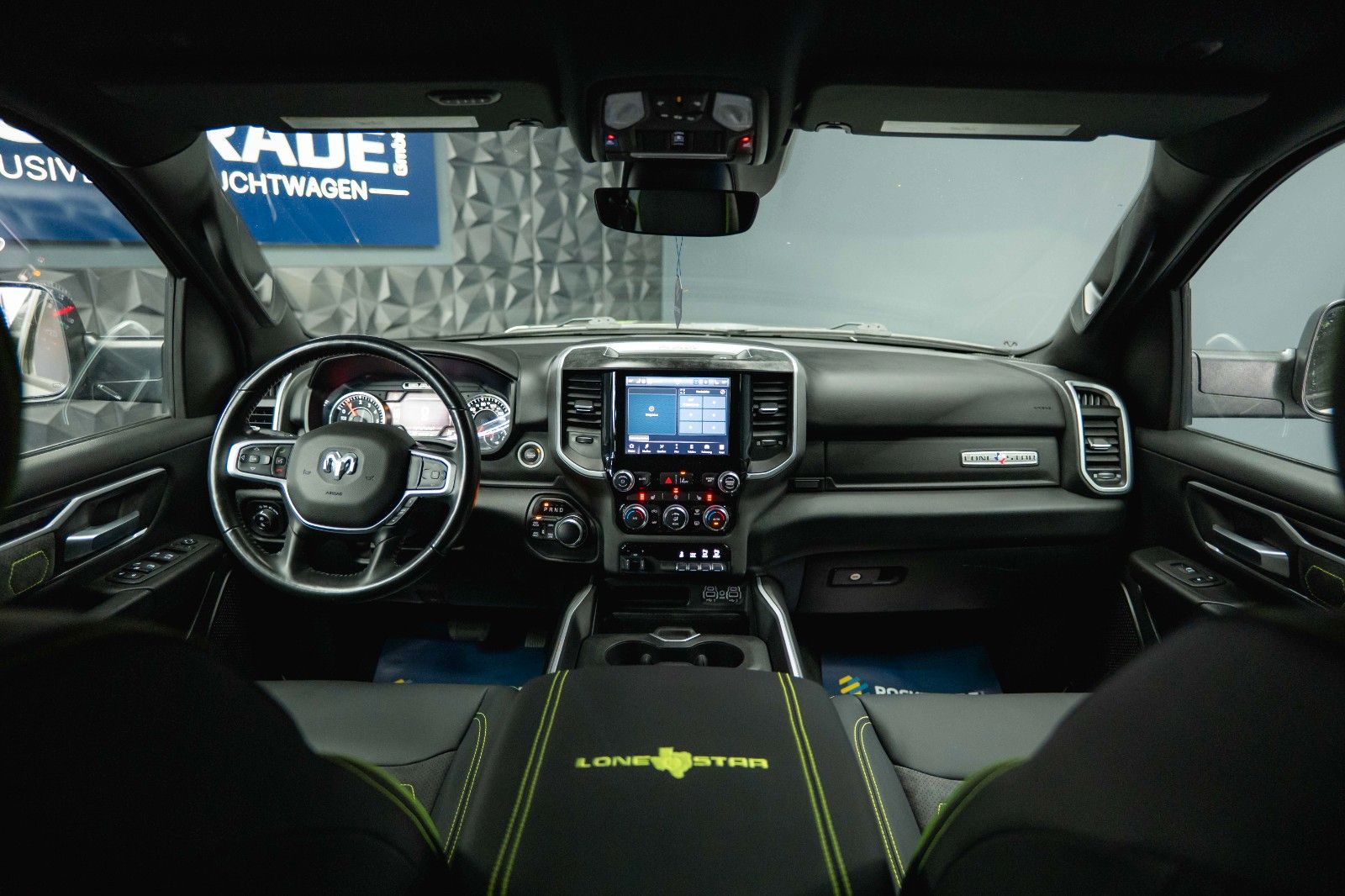 Fahrzeugabbildung Dodge RAM 5.7 V8 HEMI 4x4 OFFROAD Night-Paket LONGBED