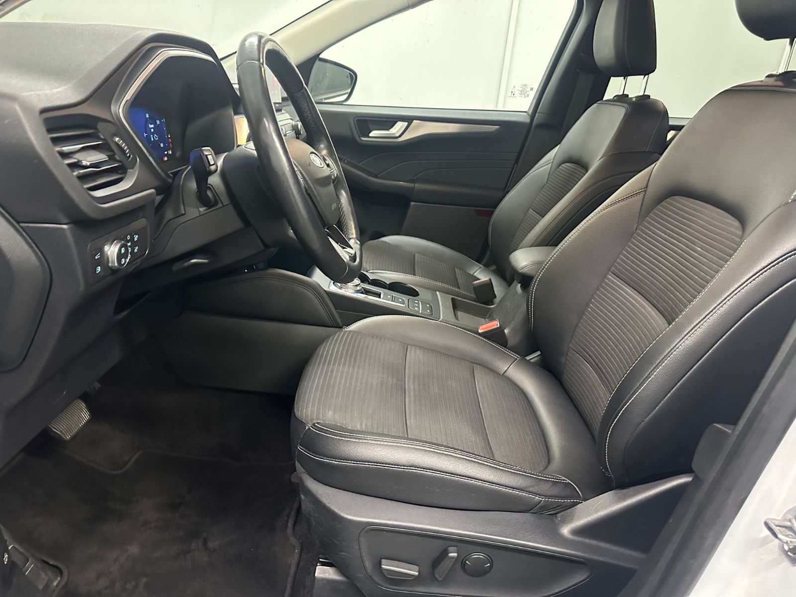 Fahrzeugabbildung Ford Kuga 2.5 Duratec PHEV Titanium X CVT*AHK*WINTER*
