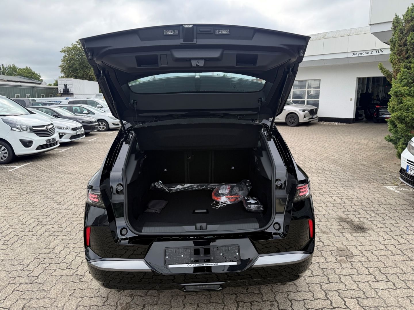Fahrzeugabbildung Opel Grandland 1.6 Plug-in-Hybrid mit AHK+Allwetter