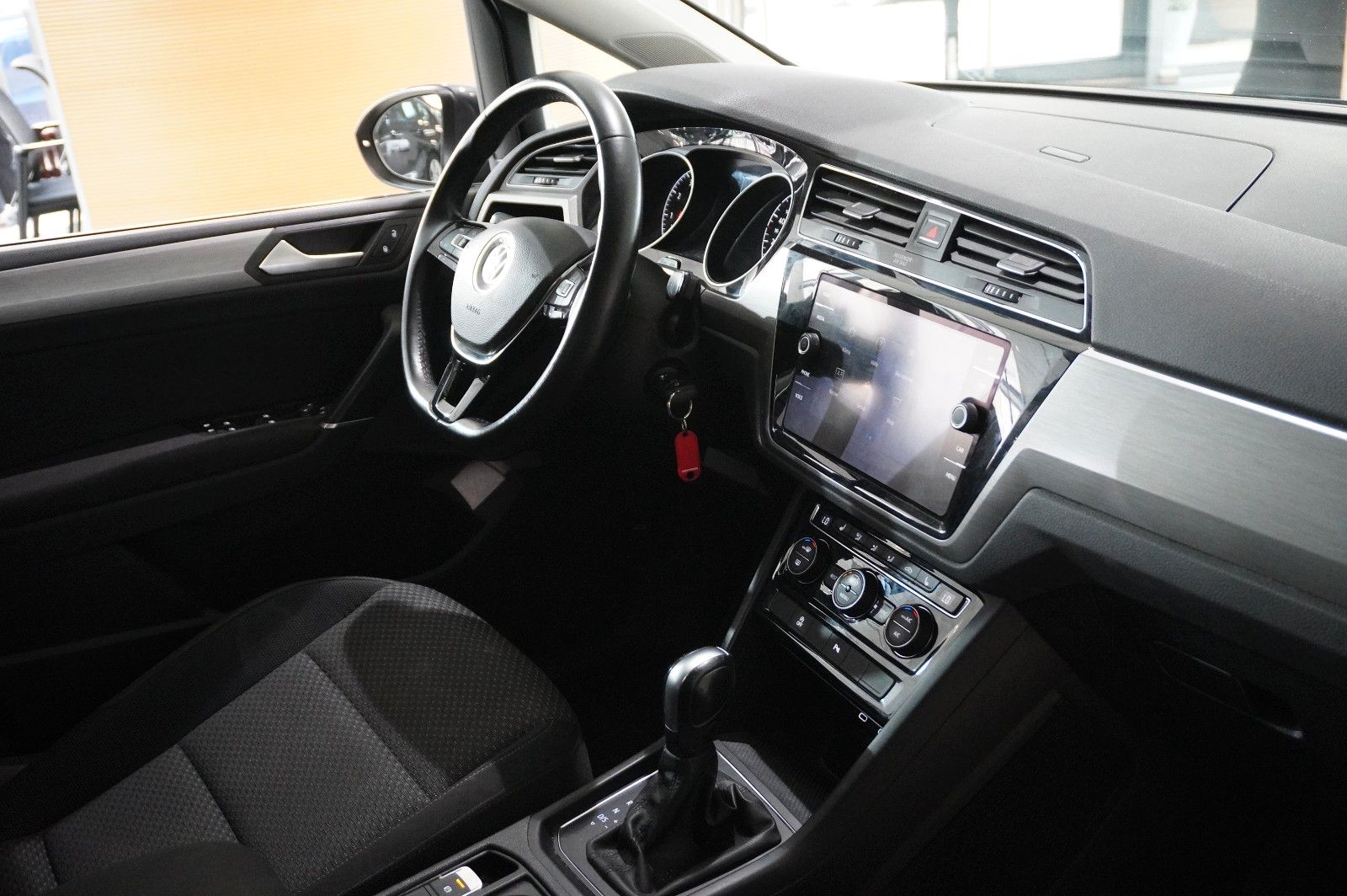 Fahrzeugabbildung Volkswagen Touran 1.5 TSI COMFORTL. DSG 7-SITZE NAVI/SH/DAB