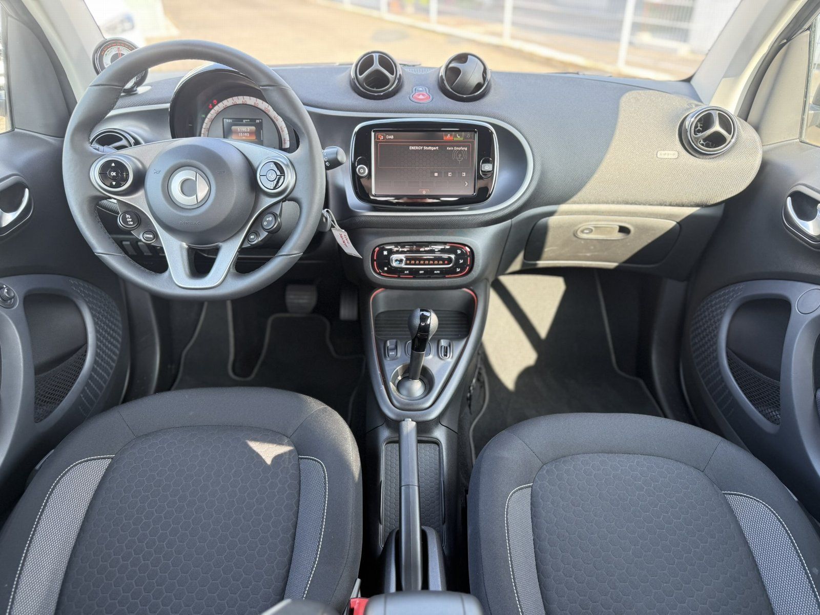 Fahrzeugabbildung Smart SMART EQ FORTWO*PANO*AMBIENTE*KAMERA*LED*PDC