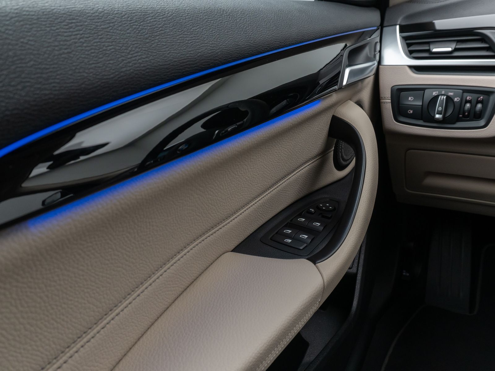 Fahrzeugabbildung BMW X1 xD25d xLine H/K DAB Parkassis AHK Alarm Sport