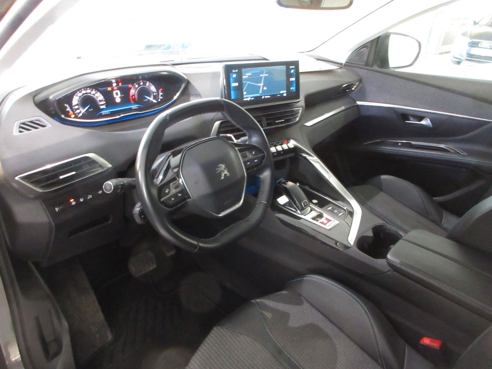 Fahrzeugabbildung Peugeot 5008 Allure 1.2T LED/NAVI/AHK/R´CAM/BLIS