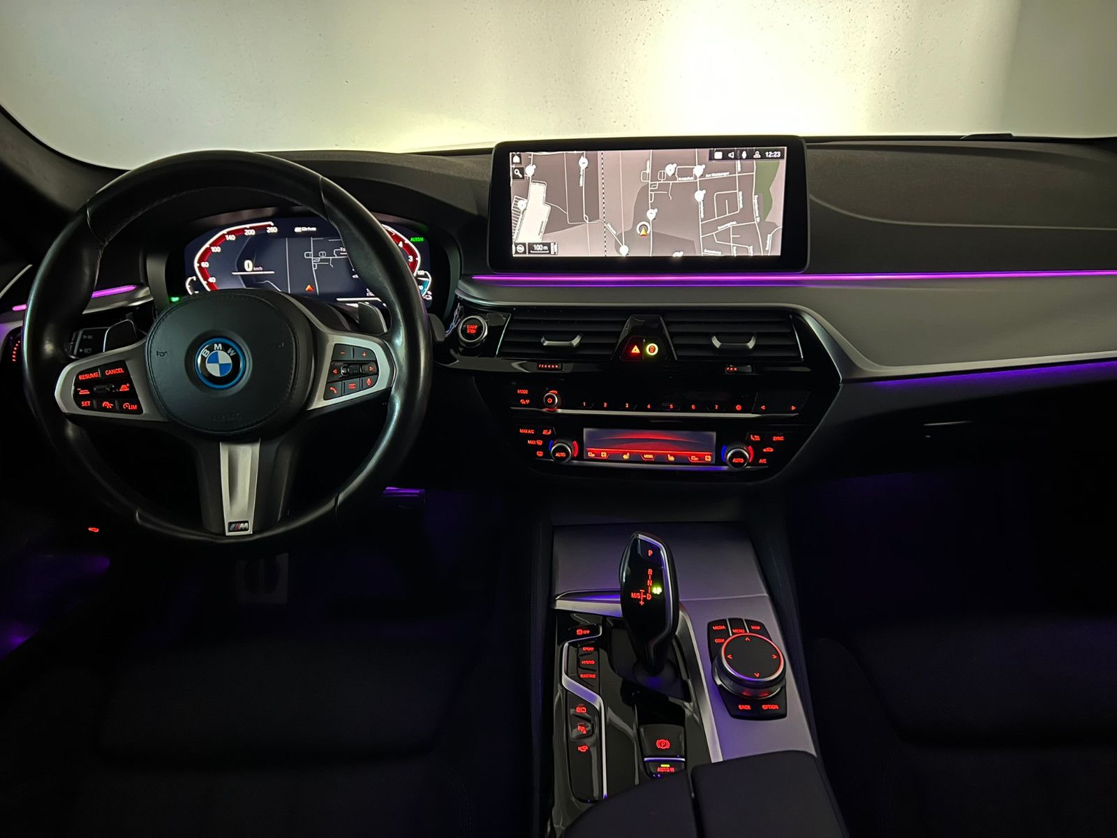 Fahrzeugabbildung BMW 530 e xDrive M SPORT/LASER/HuD/H&K/ACC/AMBI+