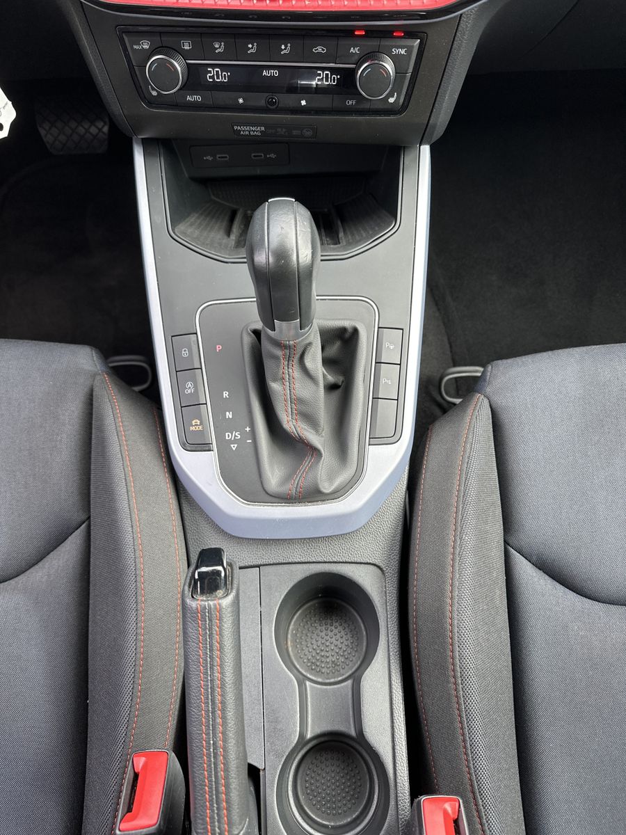 Fahrzeugabbildung SEAT Arona 1.5 TSI DSG FR NAV+LED+BEATS-AUDIO+VCOCK