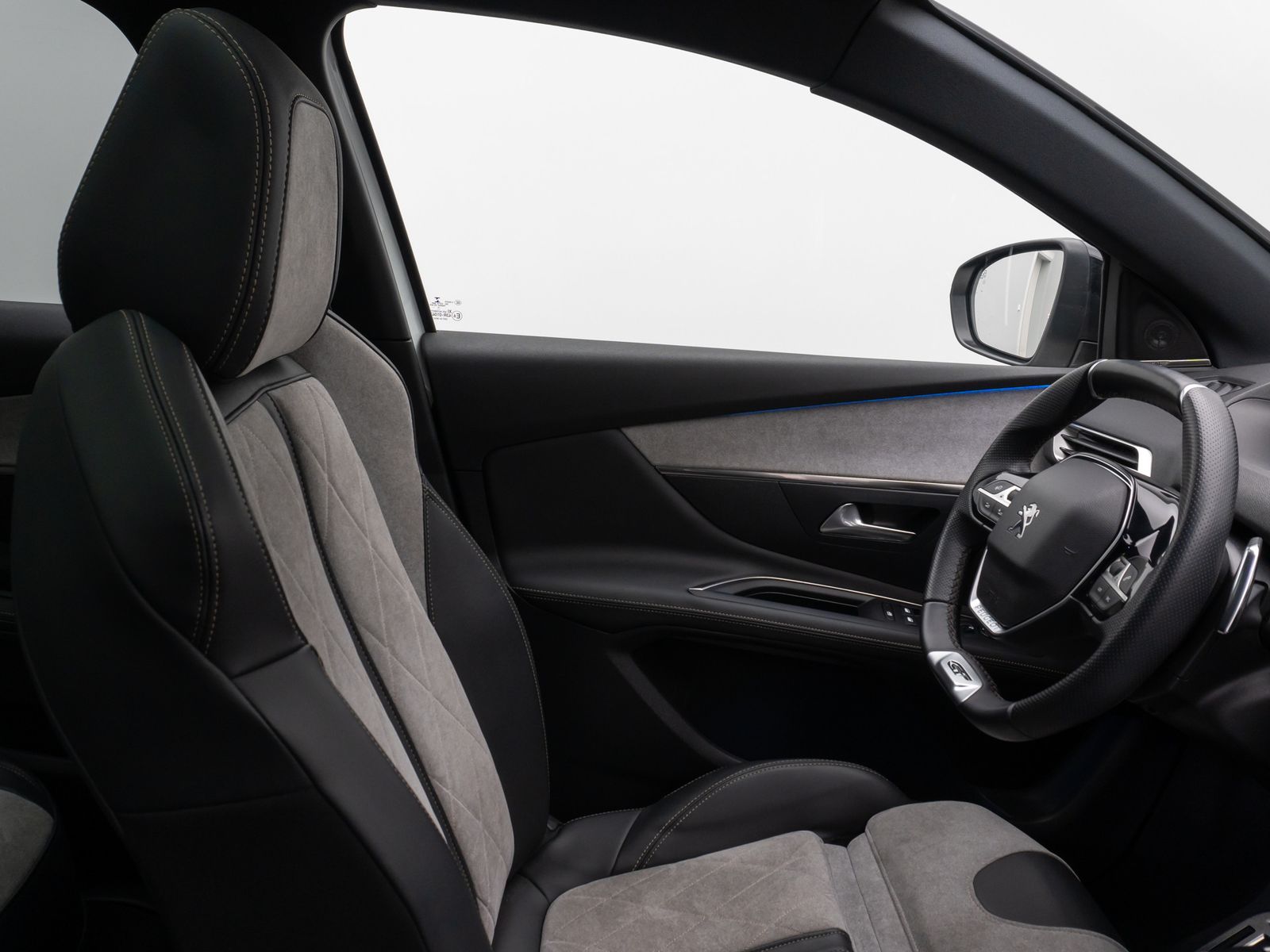 Fahrzeugabbildung Peugeot 3008 Hybrid4 300 GT Panorama 360° Massage AHK