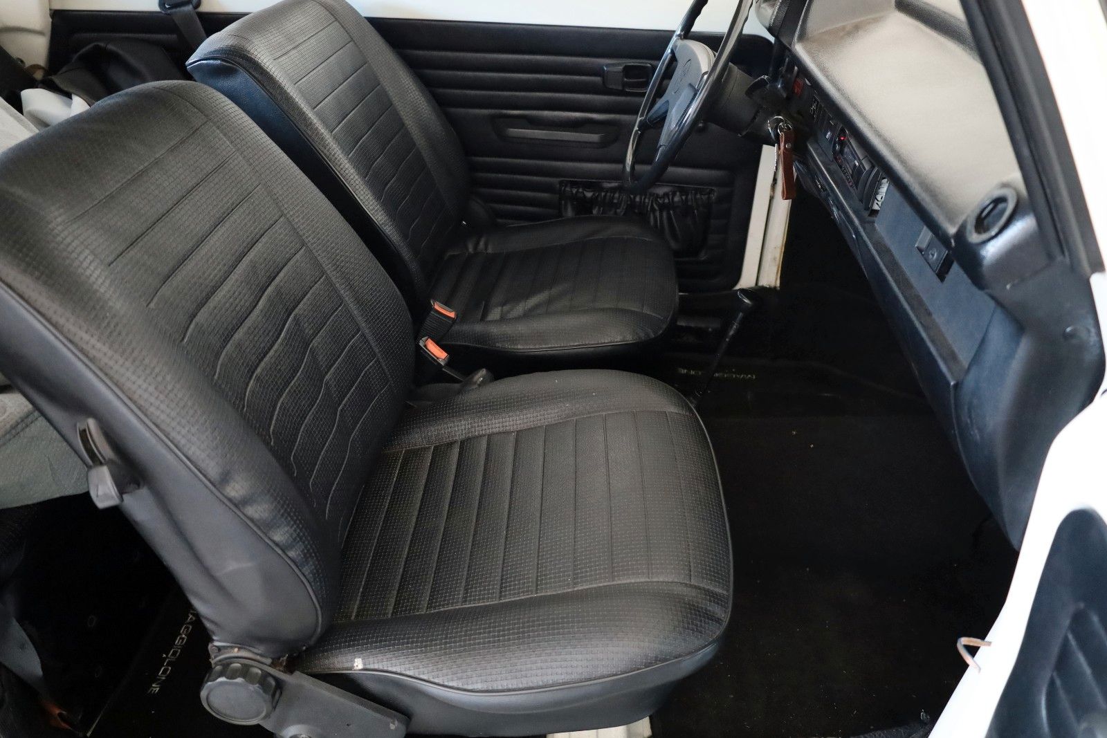 Fahrzeugabbildung Volkswagen Käfer 1303 L Cabriolet OLDTIMER