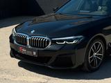 BMW 530d M Sport Aero Shadow LED CAM Klim-4Z CarPlay - BMW 5er Reihe: Schwarz