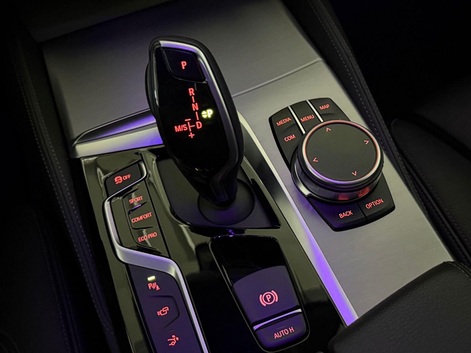 Fahrzeugabbildung BMW 640 d xDrive M SPORT/LED/AHK/HuD/PANO/ACC/H&K