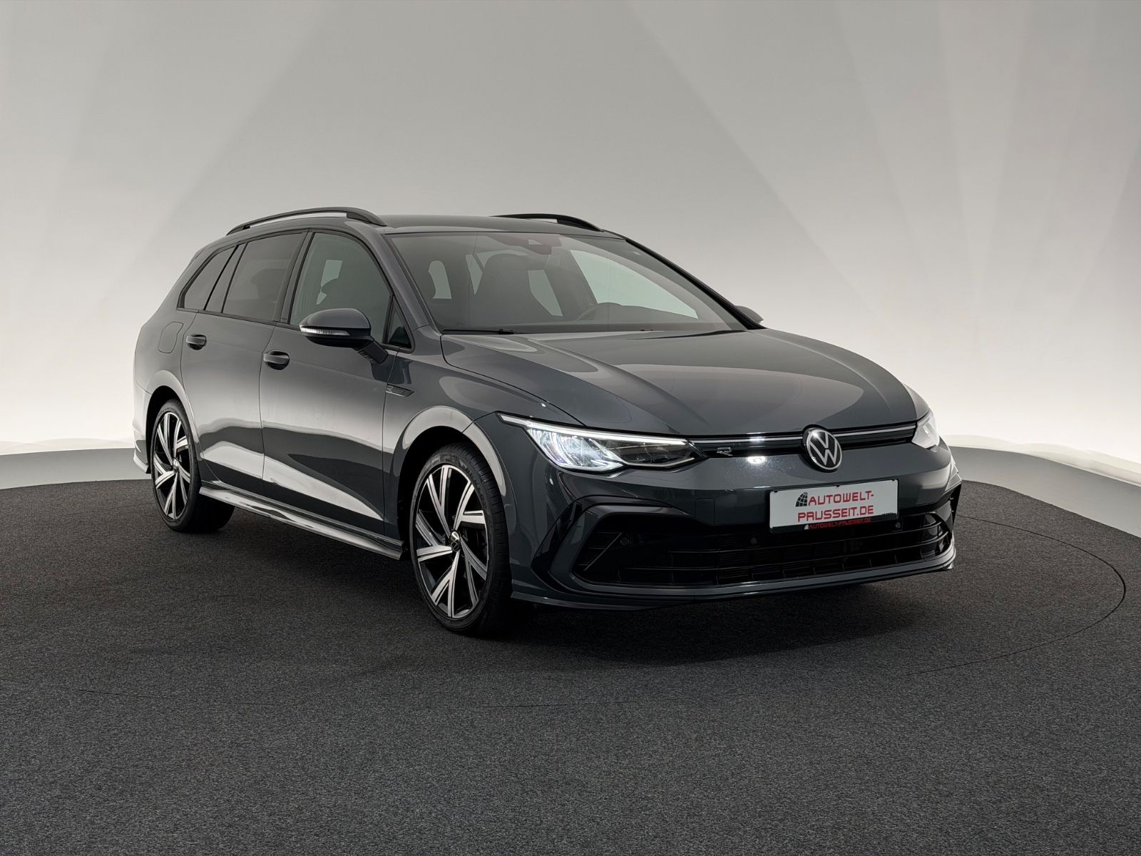 Gebrauchtwagen Volkswagen Golf Golf VIII Var. 1.5 eTSI*R LINE*LED-ACC-R.KAM-APP in Künzell