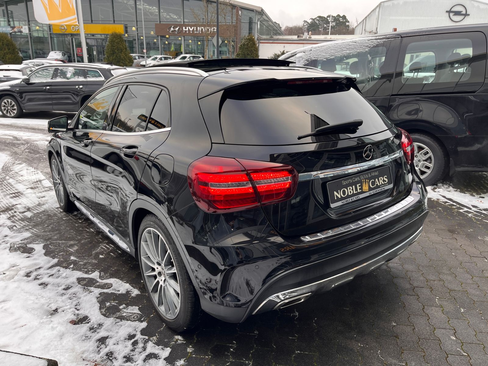 Fahrzeugabbildung Mercedes-Benz GLA 250 4Matic AMG Line AHK PANO RFK 19"