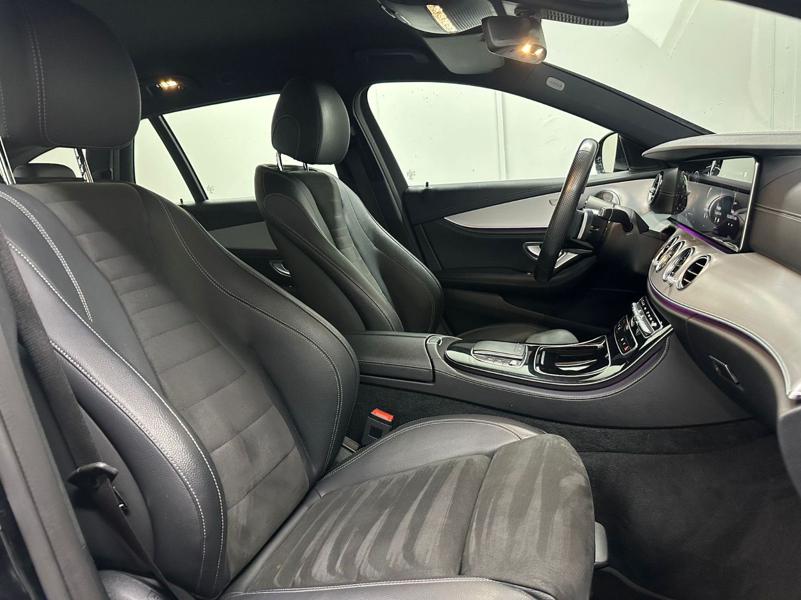 Fahrzeugabbildung Mercedes-Benz E 300 d 4MATIC T Autom * AMG-LINE*NAVI*AMBIL*