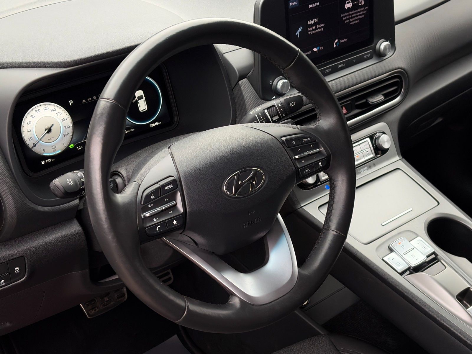 Fahrzeugabbildung Hyundai KONA E Select SHZ LHZ PDC CarPlay ACC Navi LKA