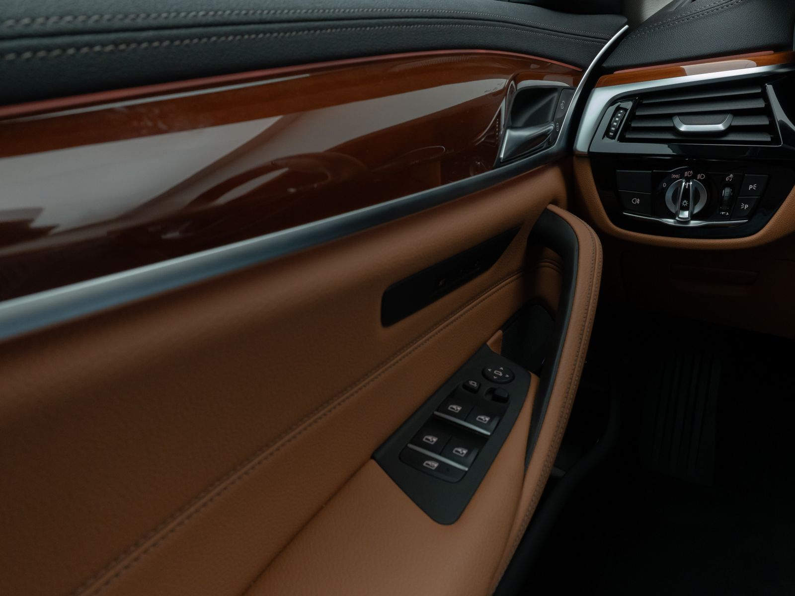 Fahrzeugabbildung BMW 530d xD Luxury Line Laser HUD DAB H/K AHK 19Zoll